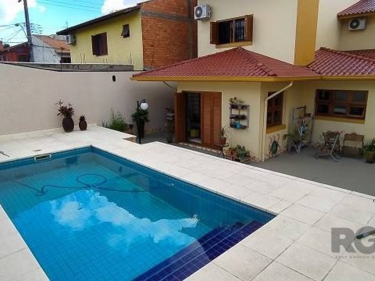 Casa à venda com 287m², 3 quartos, 1 suíte, 4 vagas no bairro Partenon em Porto Alegre - Foto 1