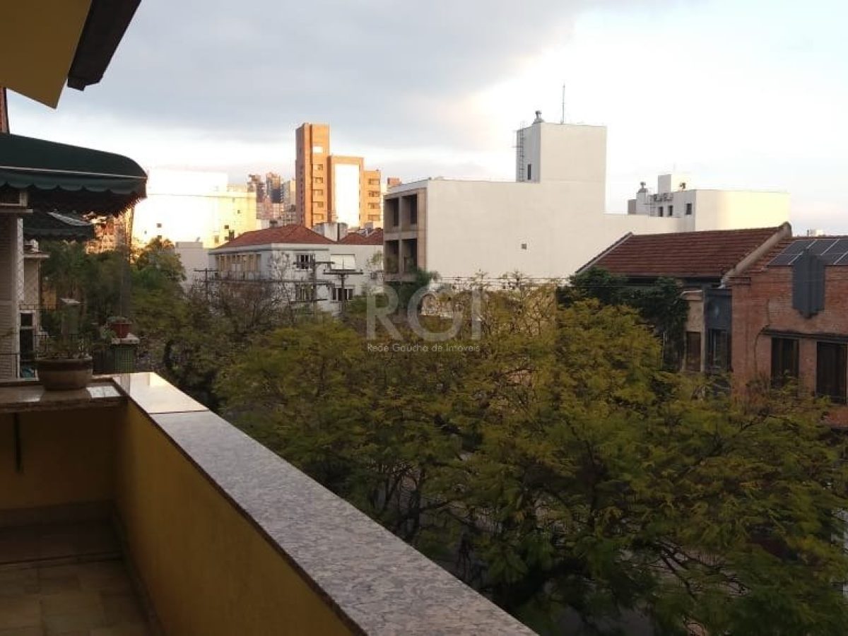 Casa à venda com 300m², 5 quartos, 1 suíte no bairro Bela Vista em Porto Alegre - Foto 1