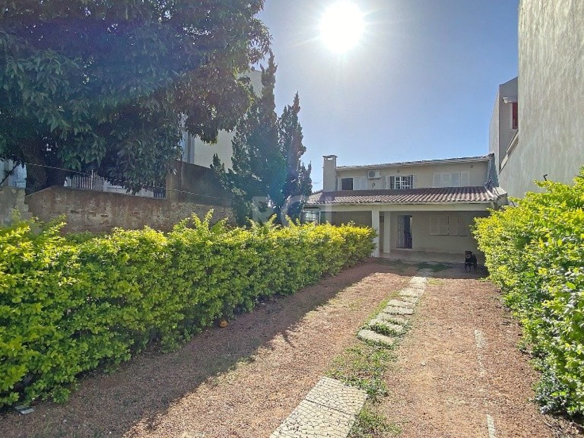 Casa à venda com 120m², 3 quartos, 1 suíte, 2 vagas no bairro Medianeira em Porto Alegre - Foto 1