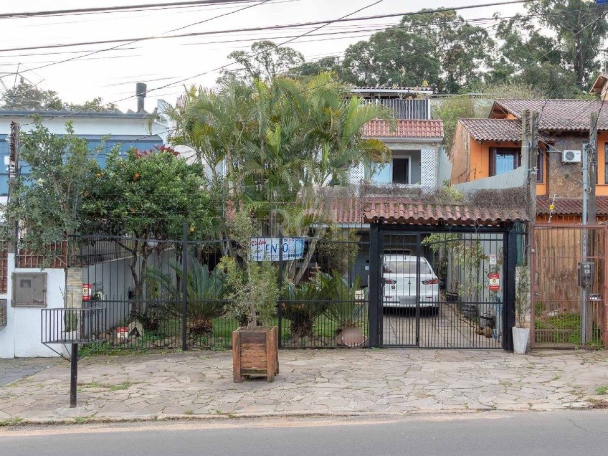 Casa à venda com 240m², 3 quartos, 1 suíte, 4 vagas no bairro Ipanema em Porto Alegre - Foto 1