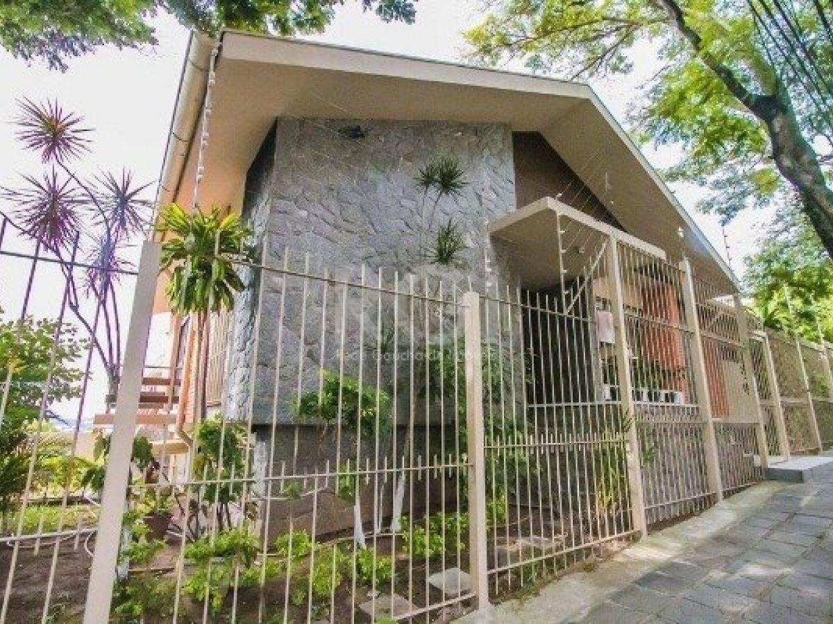 Casa à venda com 306m², 4 quartos, 4 vagas no bairro Santo Antônio em Porto Alegre - Foto 1