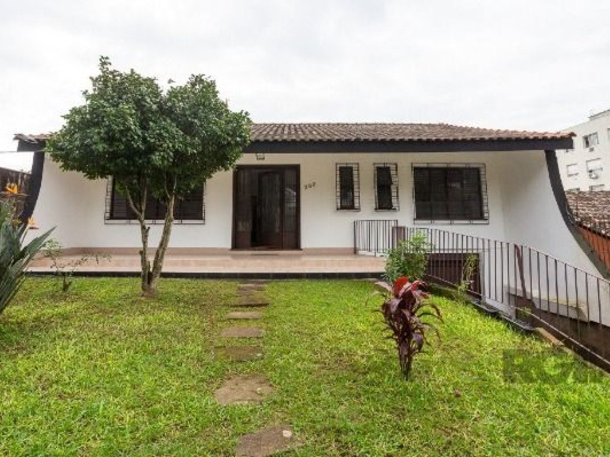 Casa à venda com 401m², 5 quartos, 3 suítes, 5 vagas no bairro Medianeira em Porto Alegre - Foto 1