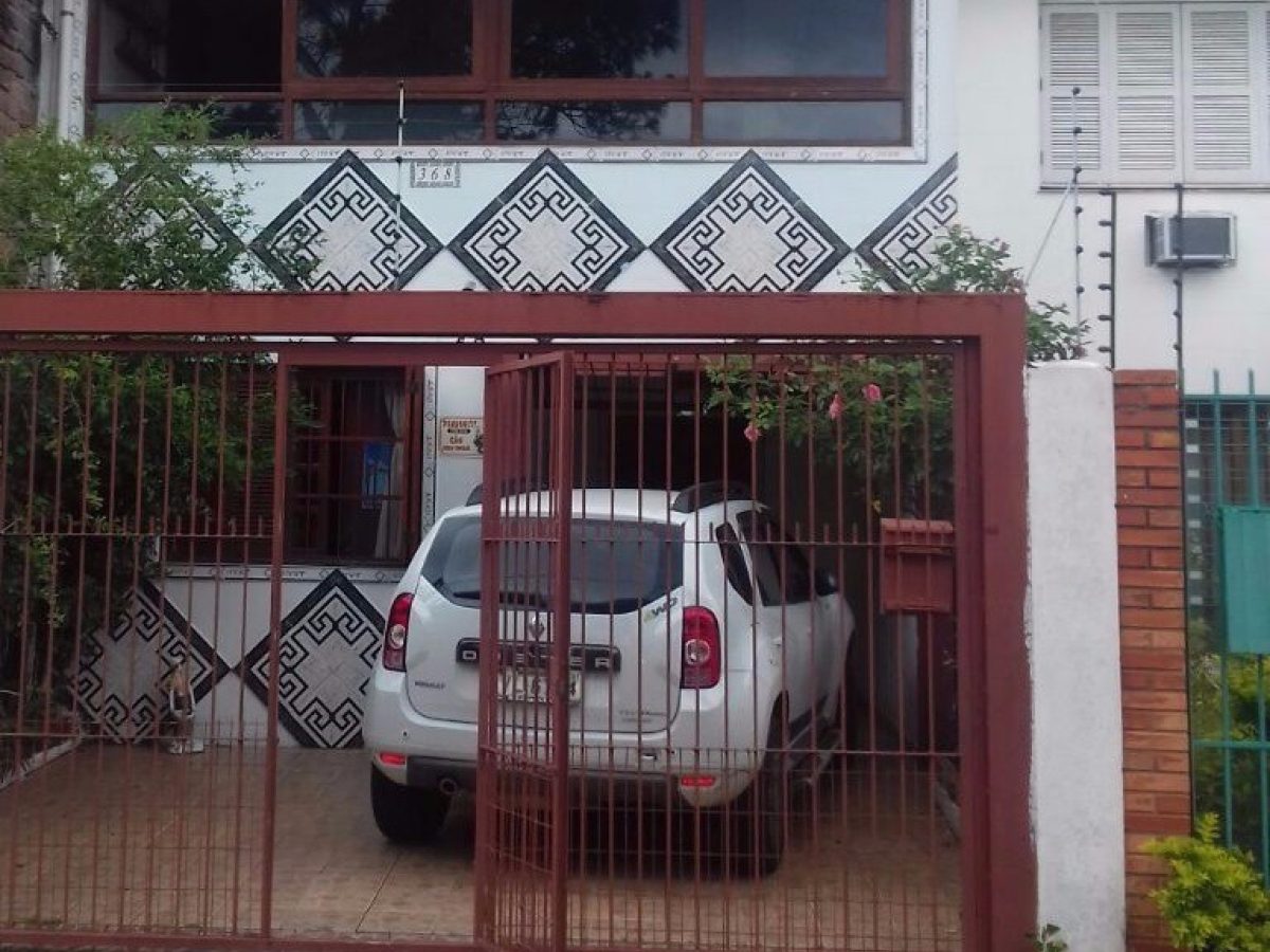 Casa à venda com 130m², 5 quartos, 1 suíte, 2 vagas no bairro Partenon em Porto Alegre - Foto 1