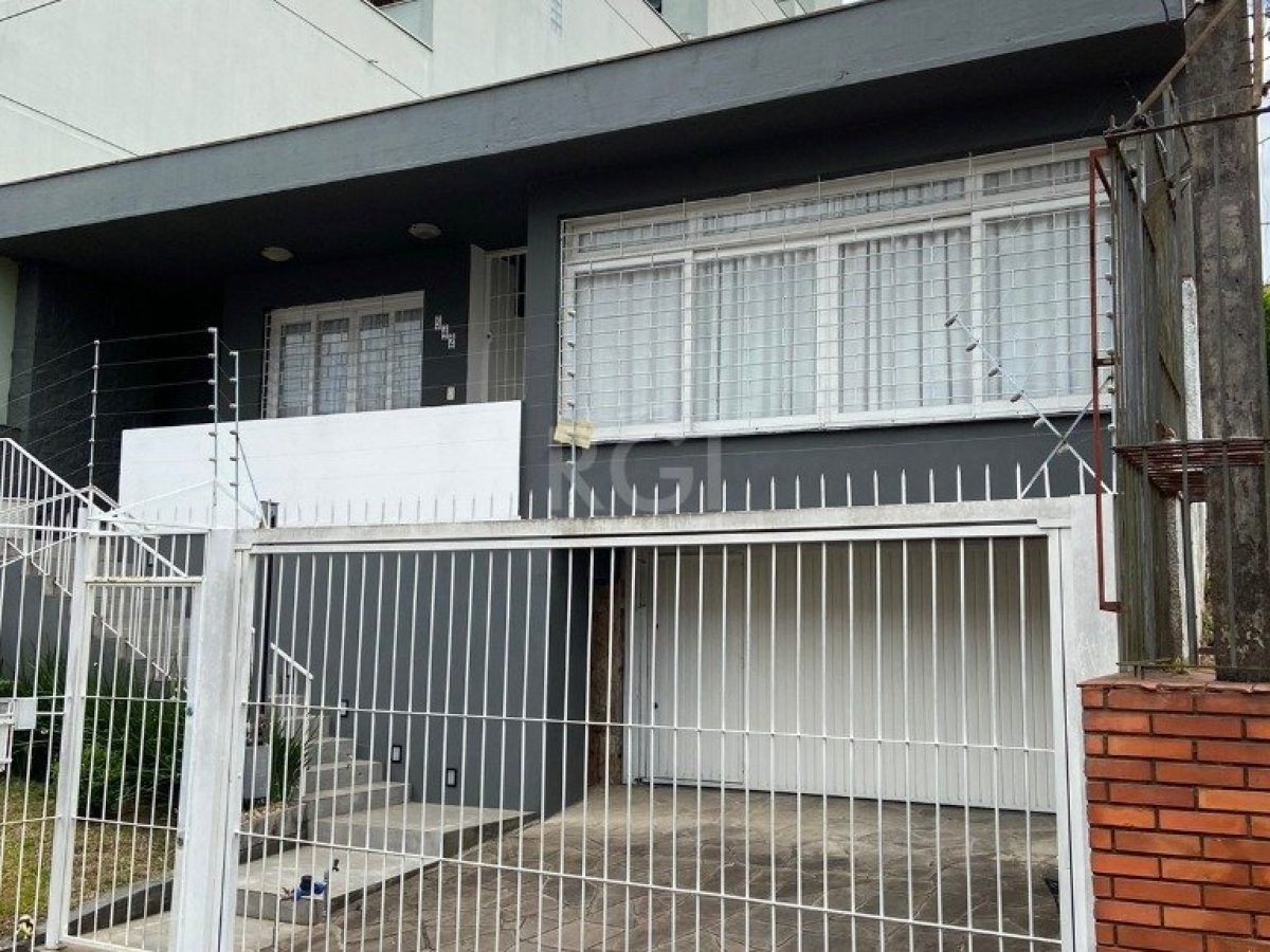 Casa à venda com 242m², 3 quartos, 1 suíte, 2 vagas no bairro Petrópolis em Porto Alegre - Foto 1