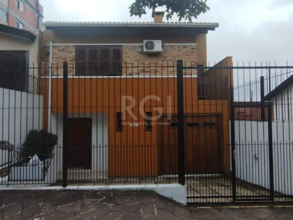 Casa à venda com 136m², 3 quartos, 2 suítes, 2 vagas no bairro Petrópolis em Porto Alegre - Foto 1