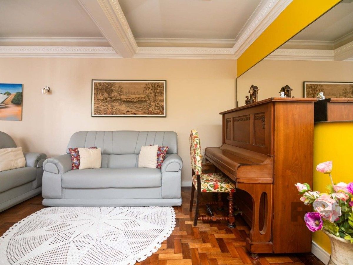 Apartamento à venda com 152m², 4 quartos, 1 suíte no bairro Floresta em Porto Alegre - Foto 1