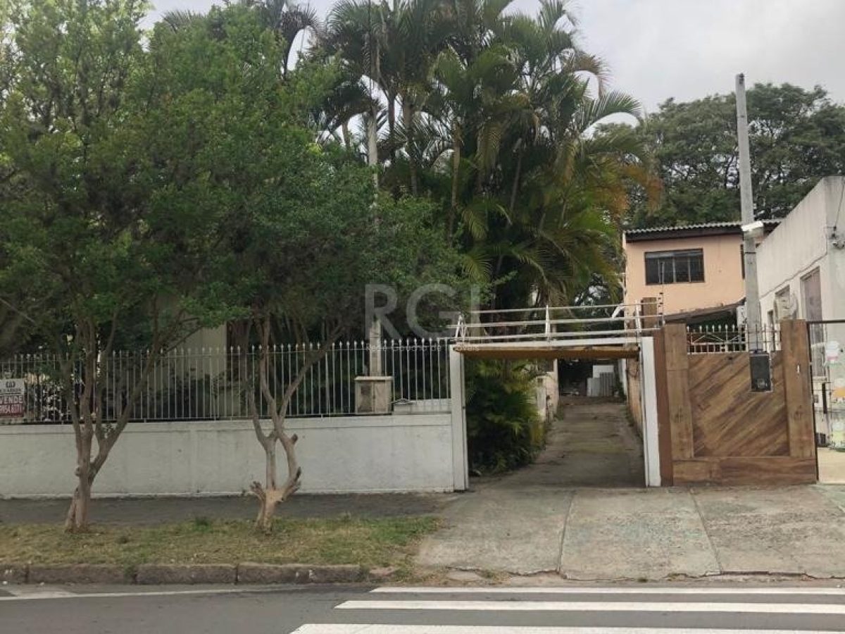 Casa à venda com 200m², 3 quartos, 1 suíte, 9 vagas no bairro Partenon em Porto Alegre - Foto 1