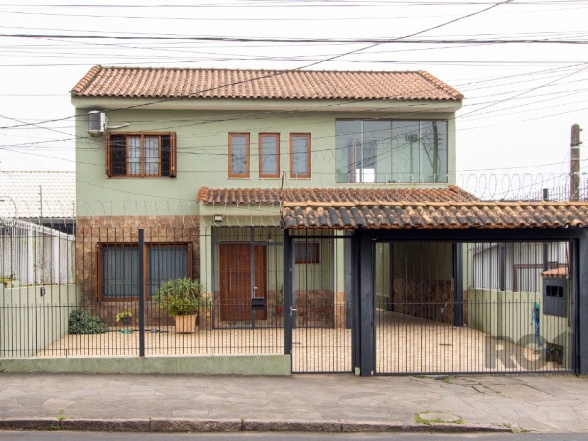 Casa à venda com 342m², 6 quartos, 1 suíte, 8 vagas no bairro Tristeza em Porto Alegre - Foto 1