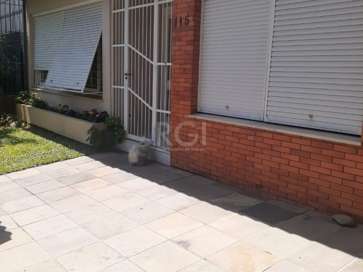 Casa à venda com 300m², 3 quartos, 1 suíte, 4 vagas no bairro Jardim Lindóia em Porto Alegre - Foto 1