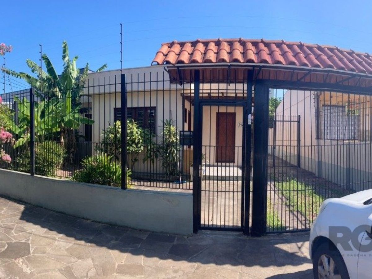 Casa à venda com 158m², 3 quartos, 1 suíte, 5 vagas no bairro Jardim Itu em Porto Alegre - Foto 1