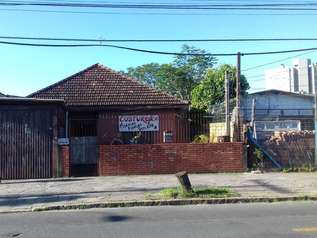 Casa à venda com 75m², 3 quartos, 2 vagas no bairro Partenon em Porto Alegre - Foto 1