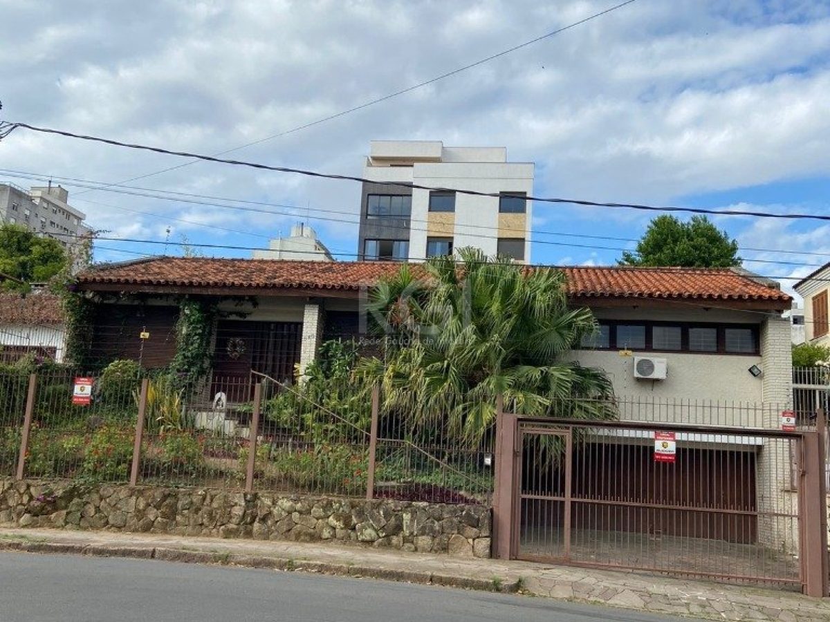 Casa à venda com 250m², 5 quartos, 1 suíte, 2 vagas no bairro Petrópolis em Porto Alegre - Foto 1