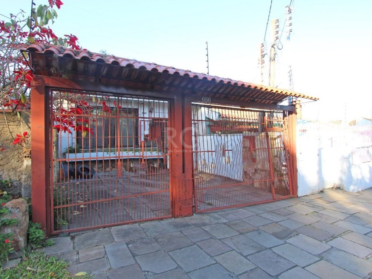 Casa à venda com 160m², 4 quartos, 1 suíte, 3 vagas no bairro Medianeira em Porto Alegre - Foto 1