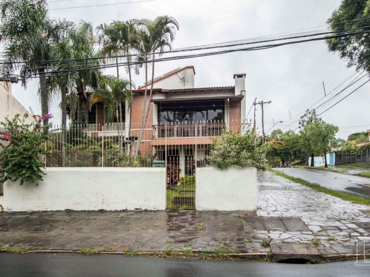 Casa à venda com 485m², 4 quartos, 1 suíte, 3 vagas no bairro Cristal em Porto Alegre - Foto 1