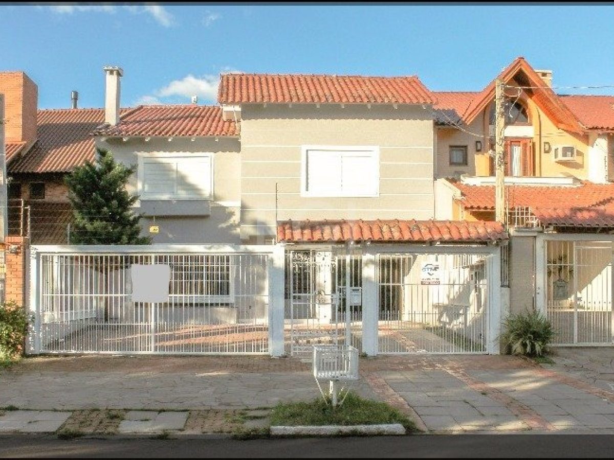 Casa à venda com 347m², 4 quartos, 1 suíte, 6 vagas no bairro Tristeza em Porto Alegre - Foto 1