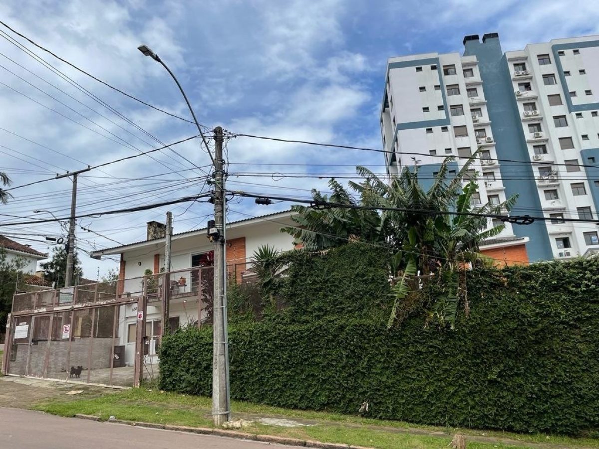 Casa à venda com 389m², 4 quartos, 1 suíte, 6 vagas no bairro Jardim do Salso em Porto Alegre - Foto 1