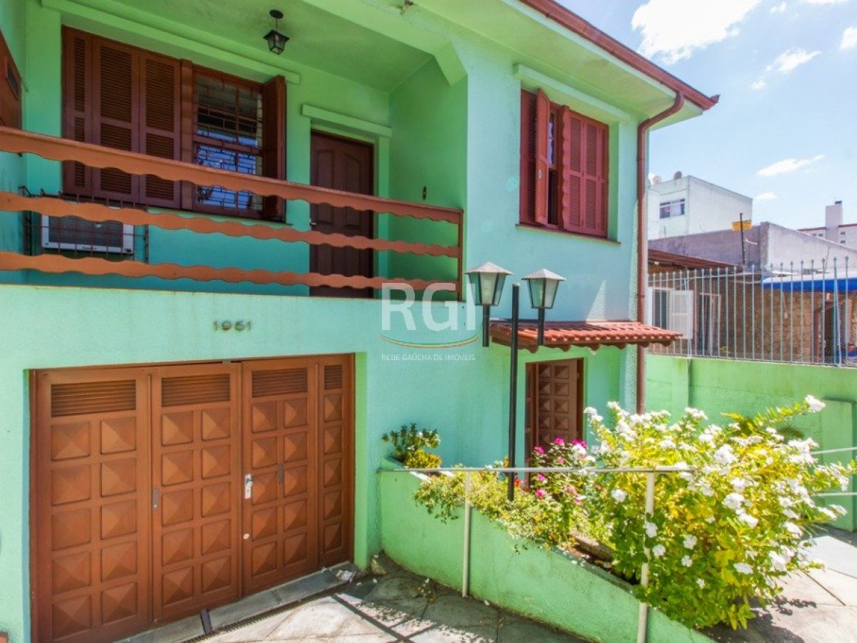 Casa à venda com 180m², 4 quartos, 1 vaga no bairro Partenon em Porto Alegre - Foto 1