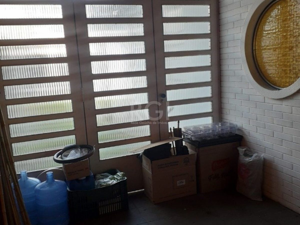 Casa à venda com 250m², 3 quartos, 1 suíte, 4 vagas no bairro Jardim do Salso em Porto Alegre - Foto 1