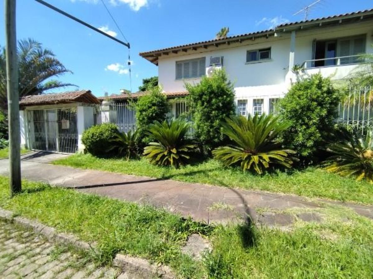 Casa à venda com 358m², 3 quartos, 1 suíte, 4 vagas no bairro Ipanema em Porto Alegre - Foto 1