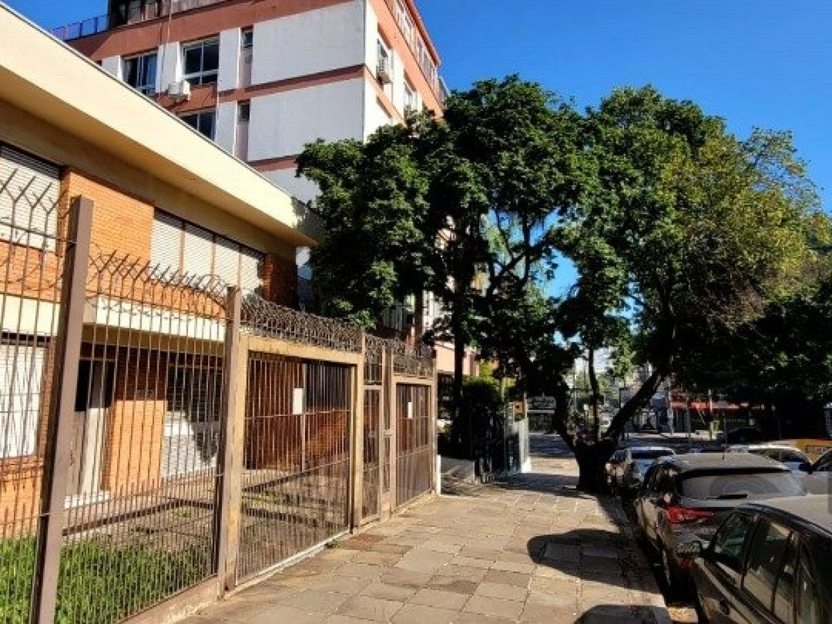 Casa à venda com 304m², 4 quartos, 1 suíte, 2 vagas no bairro Rio Branco em Porto Alegre - Foto 1