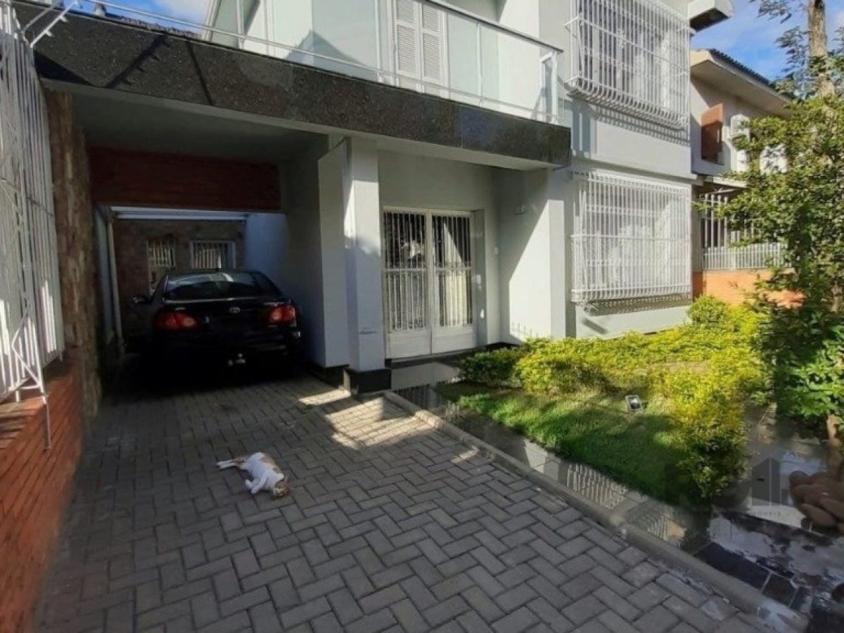 Casa à venda com 251m², 4 quartos, 1 suíte, 2 vagas no bairro Azenha em Porto Alegre - Foto 1