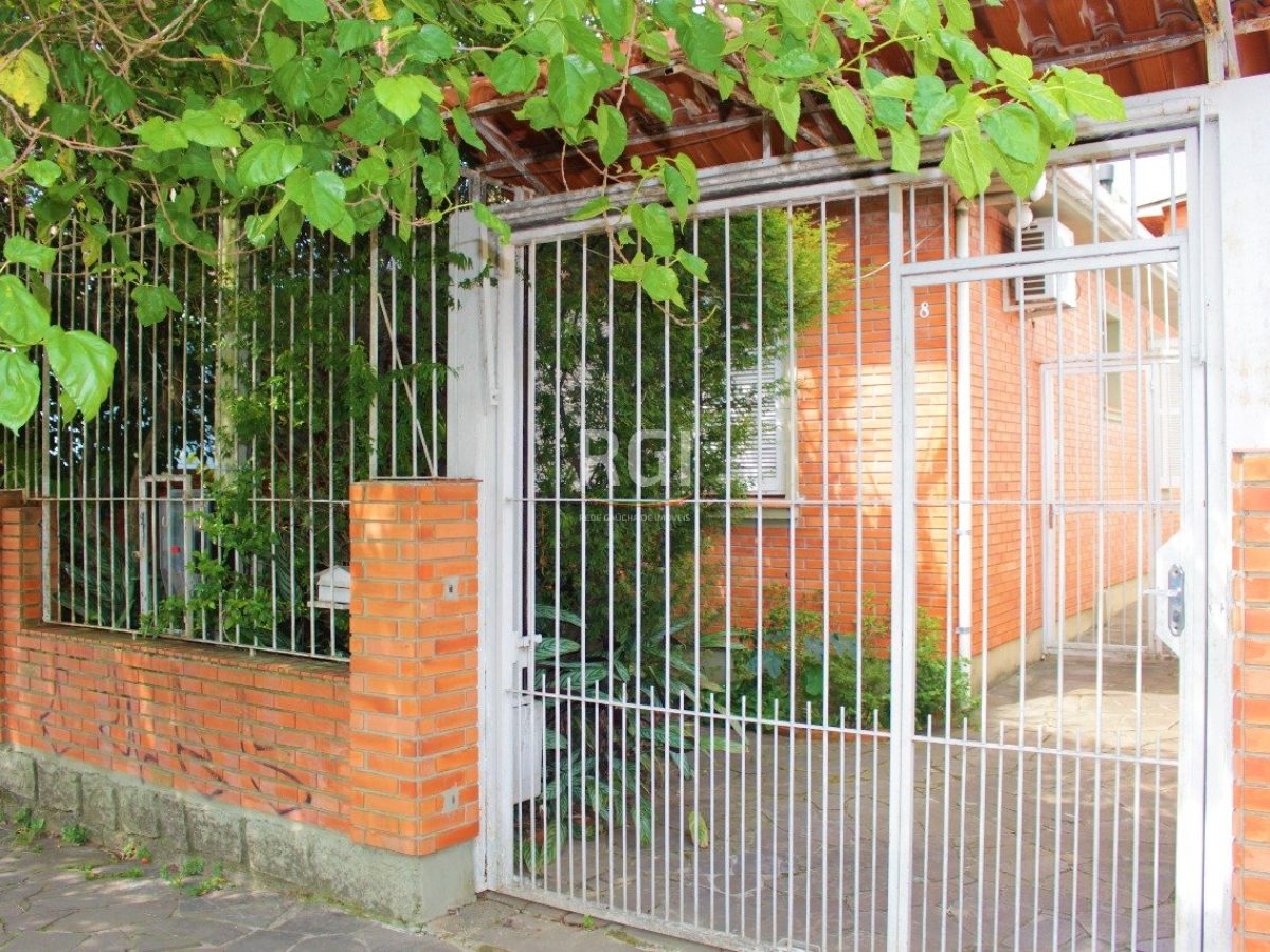 Casa à venda com 208m², 3 quartos, 1 vaga no bairro Partenon em Porto Alegre - Foto 1