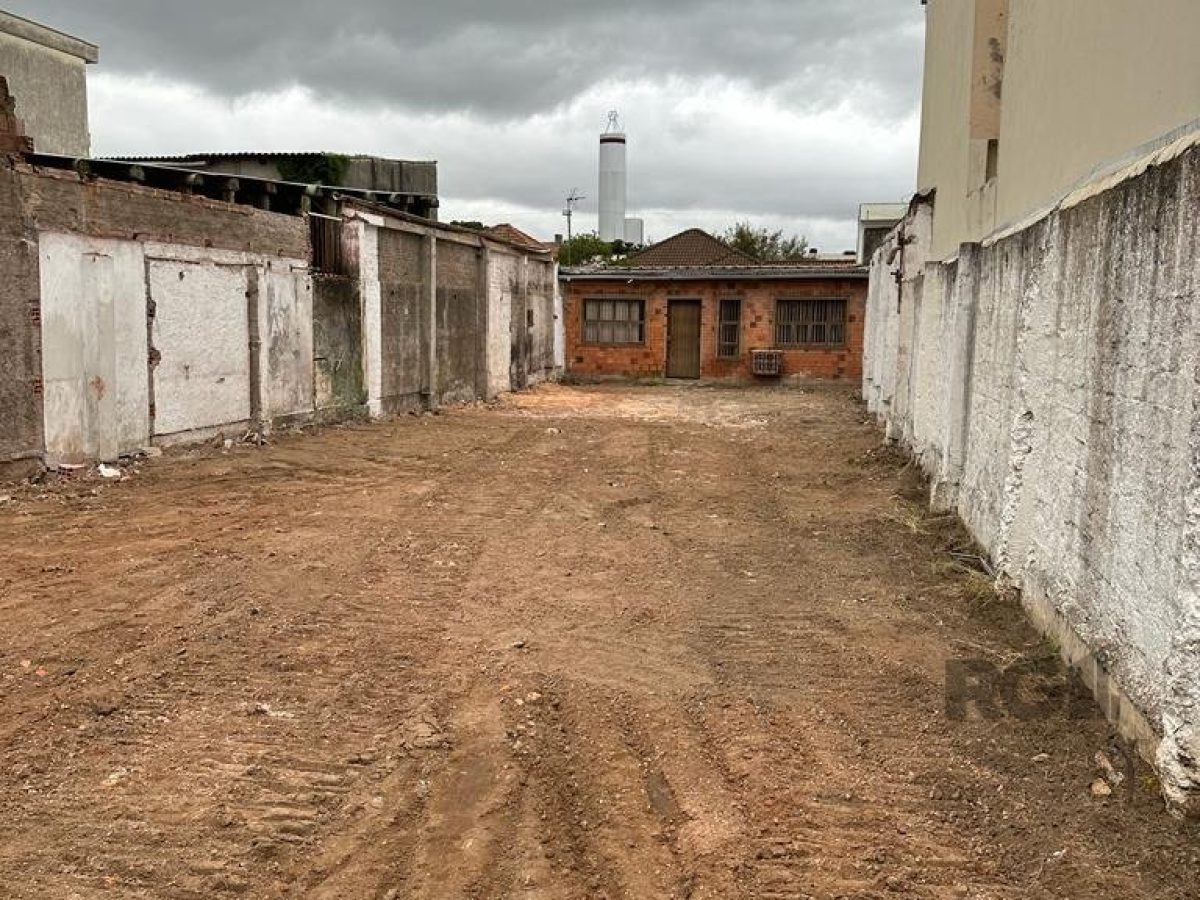 Depósito/Pavilhão à venda com 216m², 4 vagas no bairro São João em Porto Alegre - Foto 1