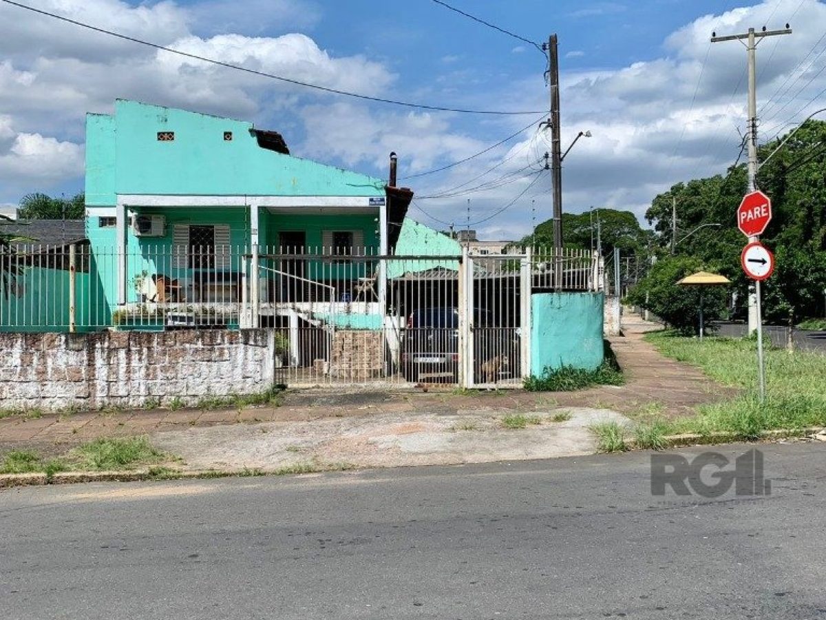 Casa à venda com 150m², 3 quartos, 1 suíte, 4 vagas no bairro Glória em Porto Alegre - Foto 1