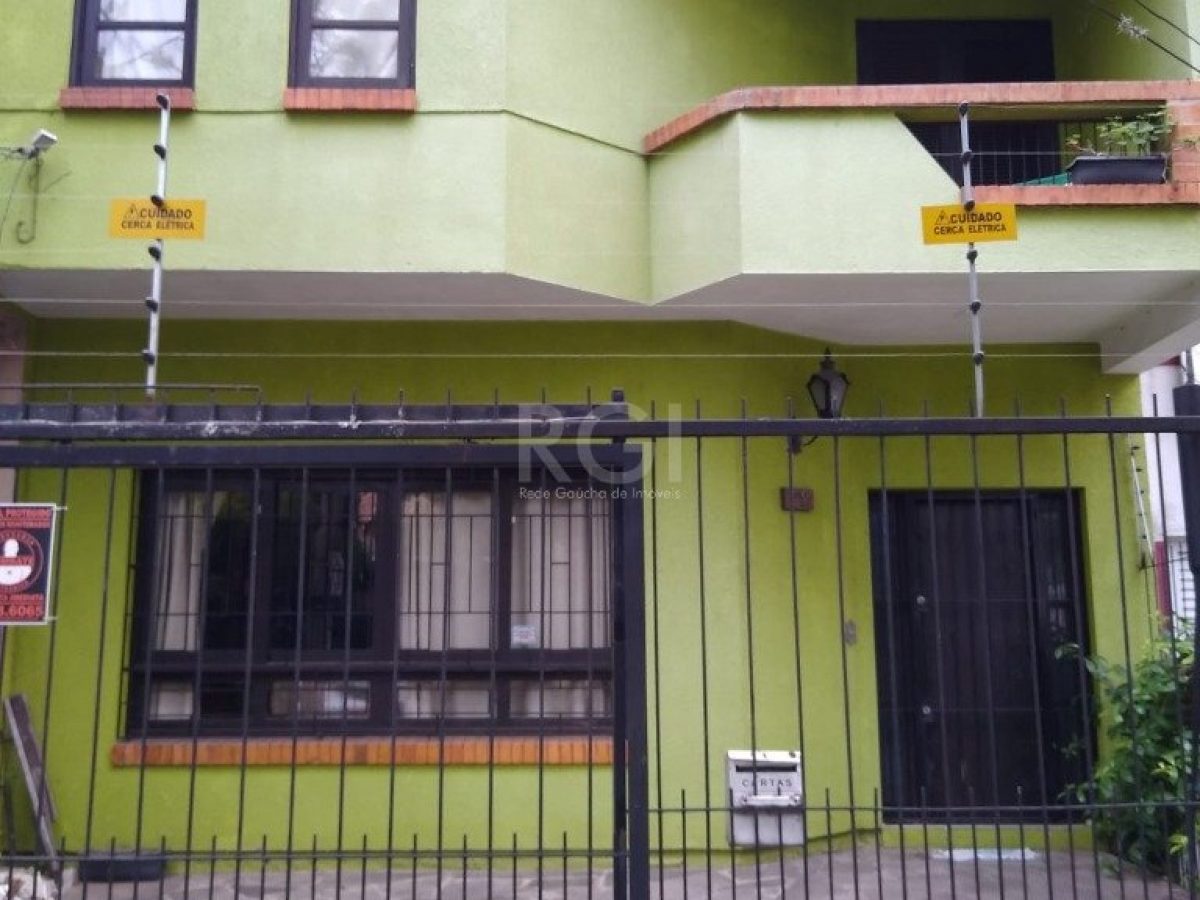 Casa à venda com 265m², 5 quartos, 2 suítes no bairro Floresta em Porto Alegre - Foto 1