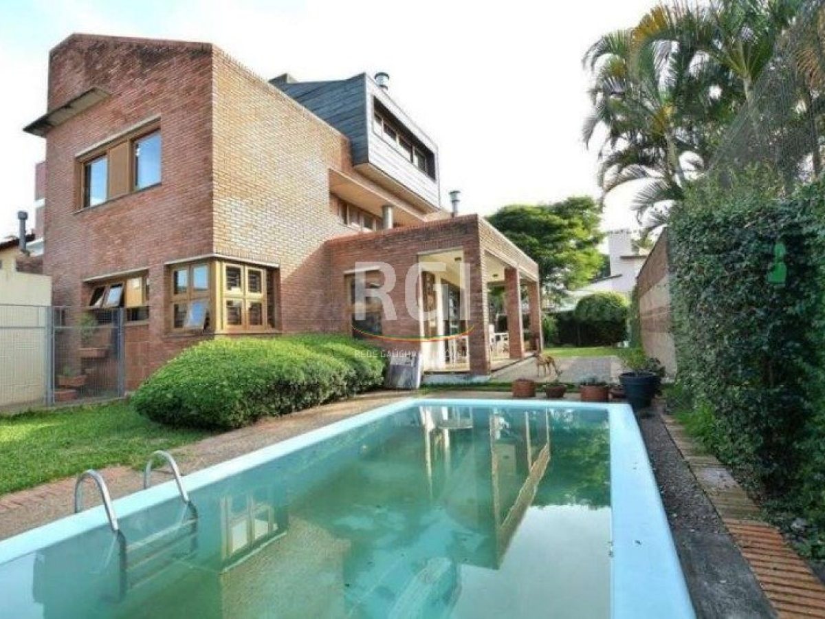 Casa à venda com 276m², 3 quartos, 1 suíte, 5 vagas no bairro Medianeira em Porto Alegre - Foto 1