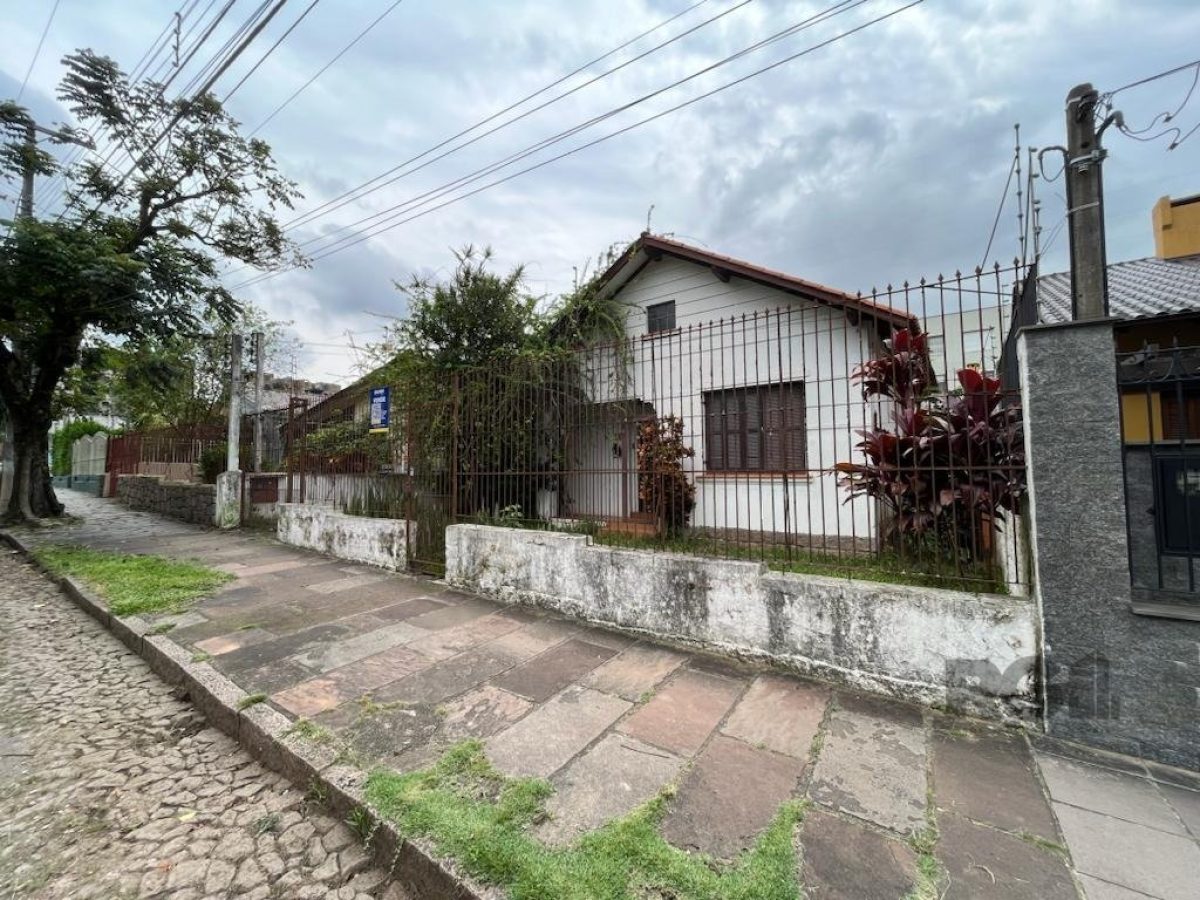 Casa à venda com 186m², 4 quartos, 4 vagas no bairro Medianeira em Porto Alegre - Foto 1