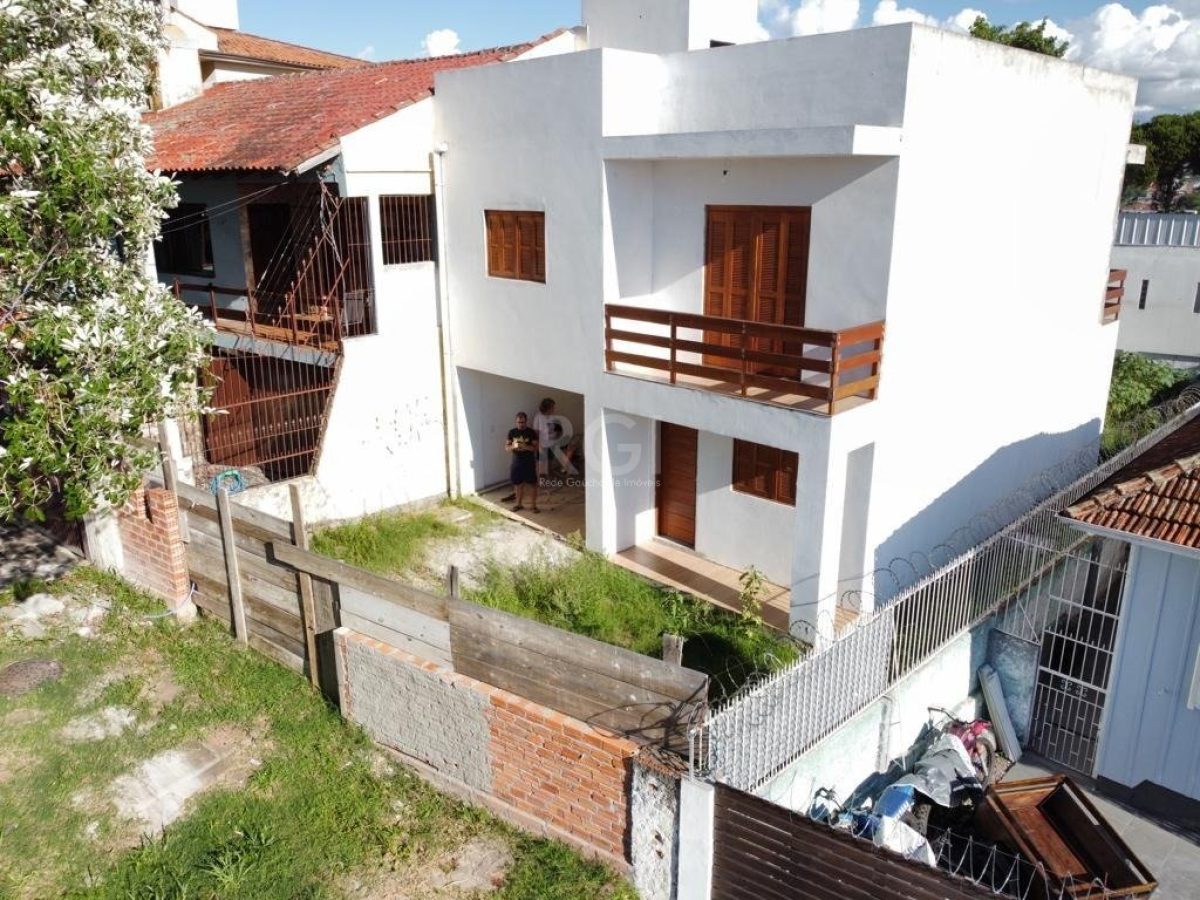 Casa à venda com 23m², 3 quartos, 1 suíte, 1 vaga no bairro Medianeira em Porto Alegre - Foto 1