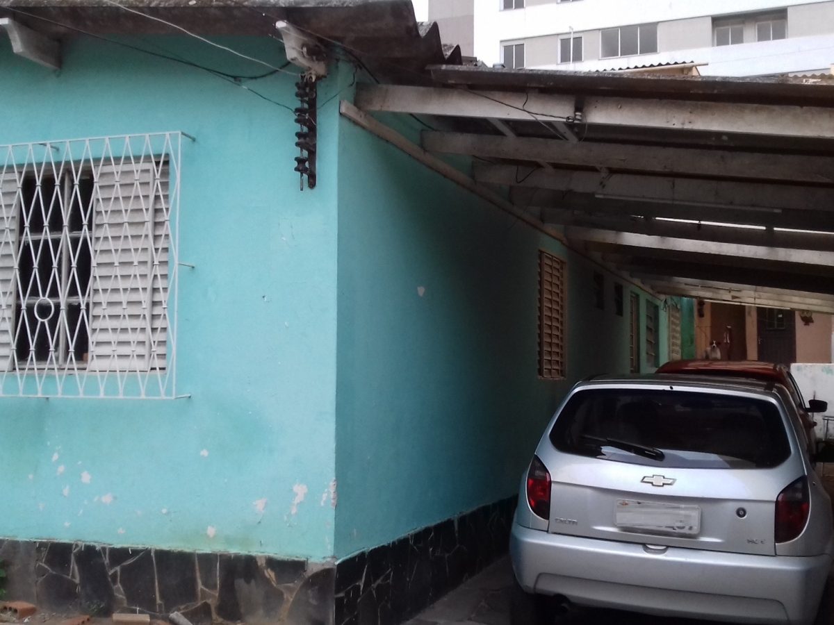 Casa à venda com 81m², 4 quartos, 3 vagas no bairro Partenon em Porto Alegre - Foto 1