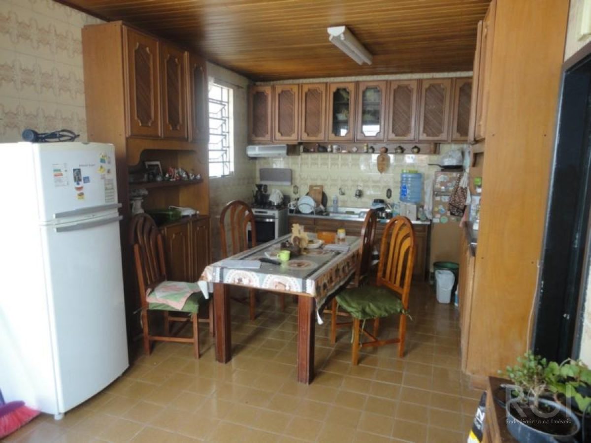 Casa à venda com 250m², 4 quartos, 1 suíte, 2 vagas no bairro Petrópolis em Porto Alegre - Foto 1