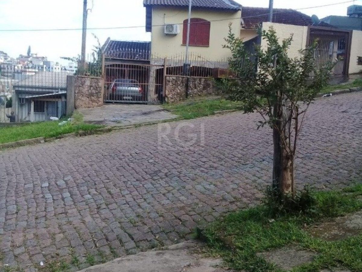 Casa à venda com 205m², 3 quartos, 1 suíte, 5 vagas no bairro Medianeira em Porto Alegre - Foto 1