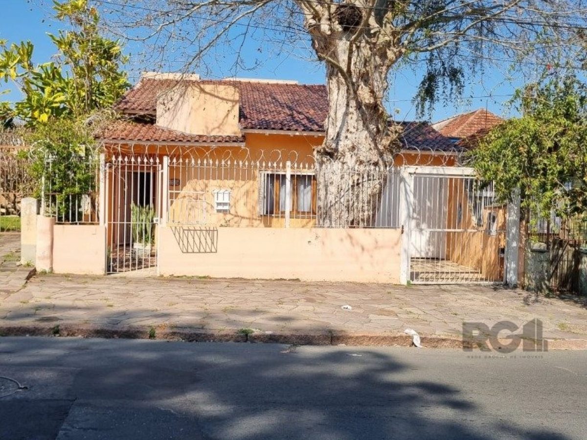 Casa à venda com 228m², 5 quartos, 1 suíte, 3 vagas no bairro Partenon em Porto Alegre - Foto 1