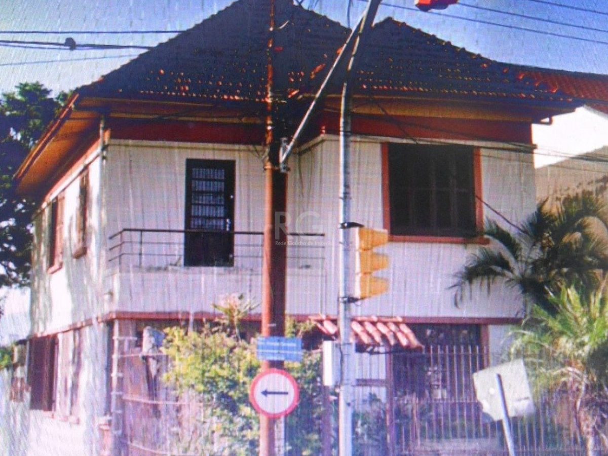 Casa à venda com 240m², 3 quartos, 1 suíte, 3 vagas no bairro Medianeira em Porto Alegre - Foto 1