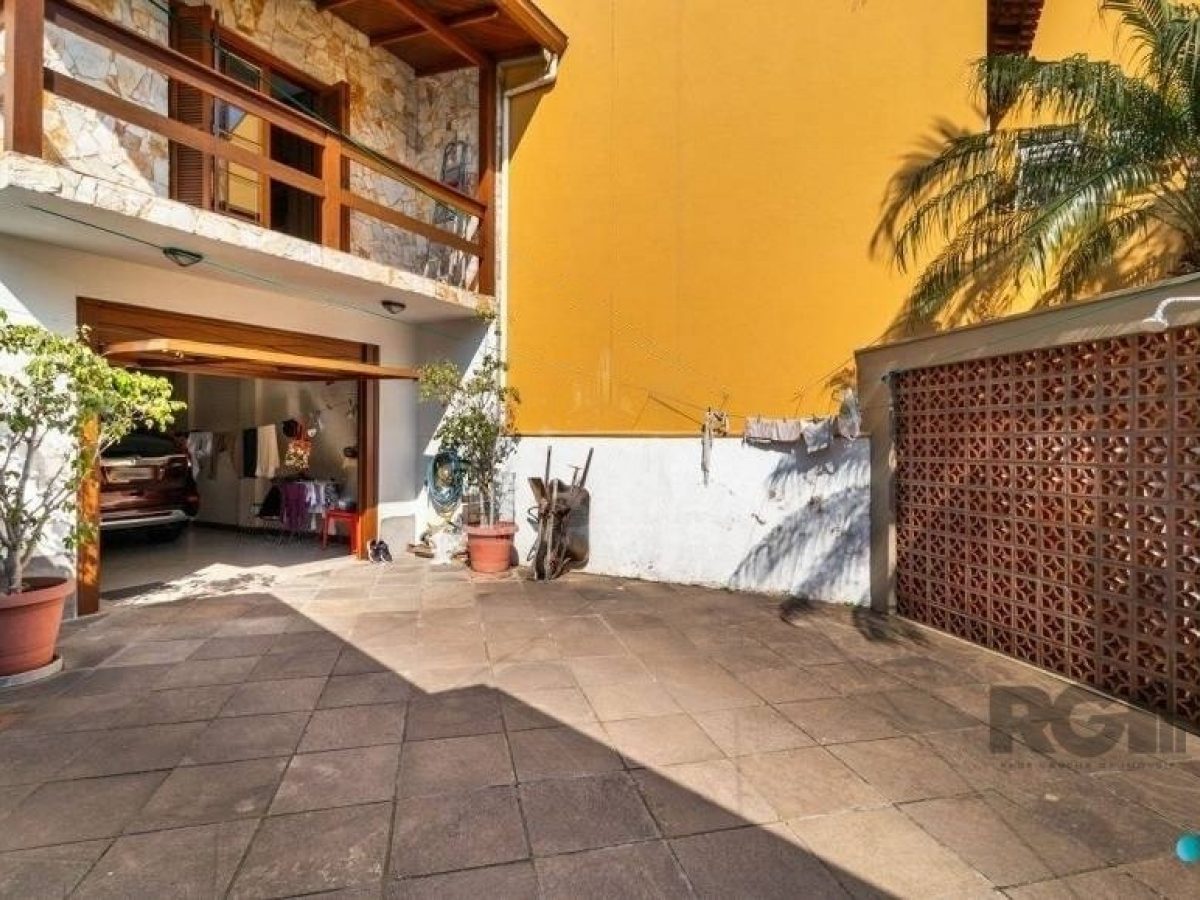 Casa à venda com 73m², 4 quartos, 1 suíte, 5 vagas no bairro Medianeira em Porto Alegre - Foto 1