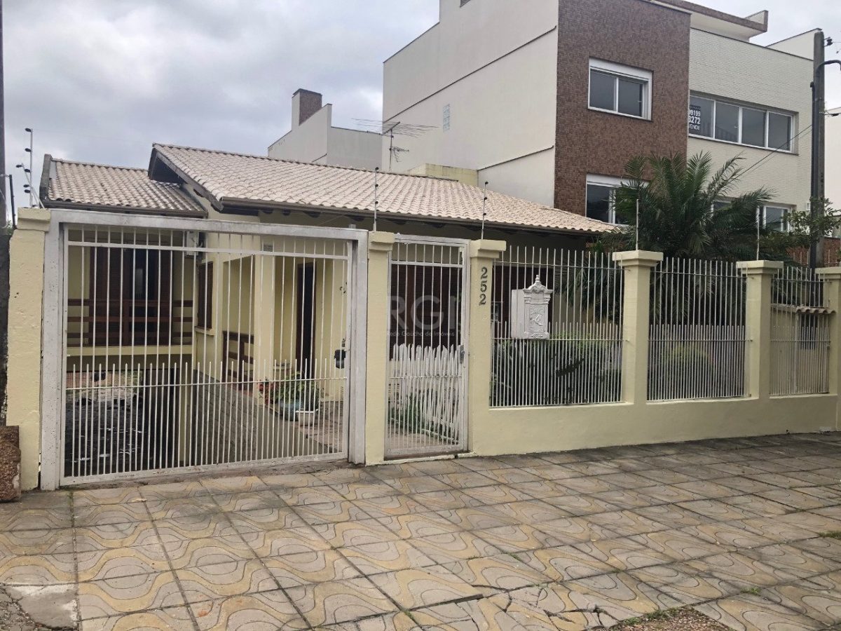 Casa à venda com 227m², 4 quartos, 1 suíte, 3 vagas no bairro Chácara das Pedras em Porto Alegre - Foto 1