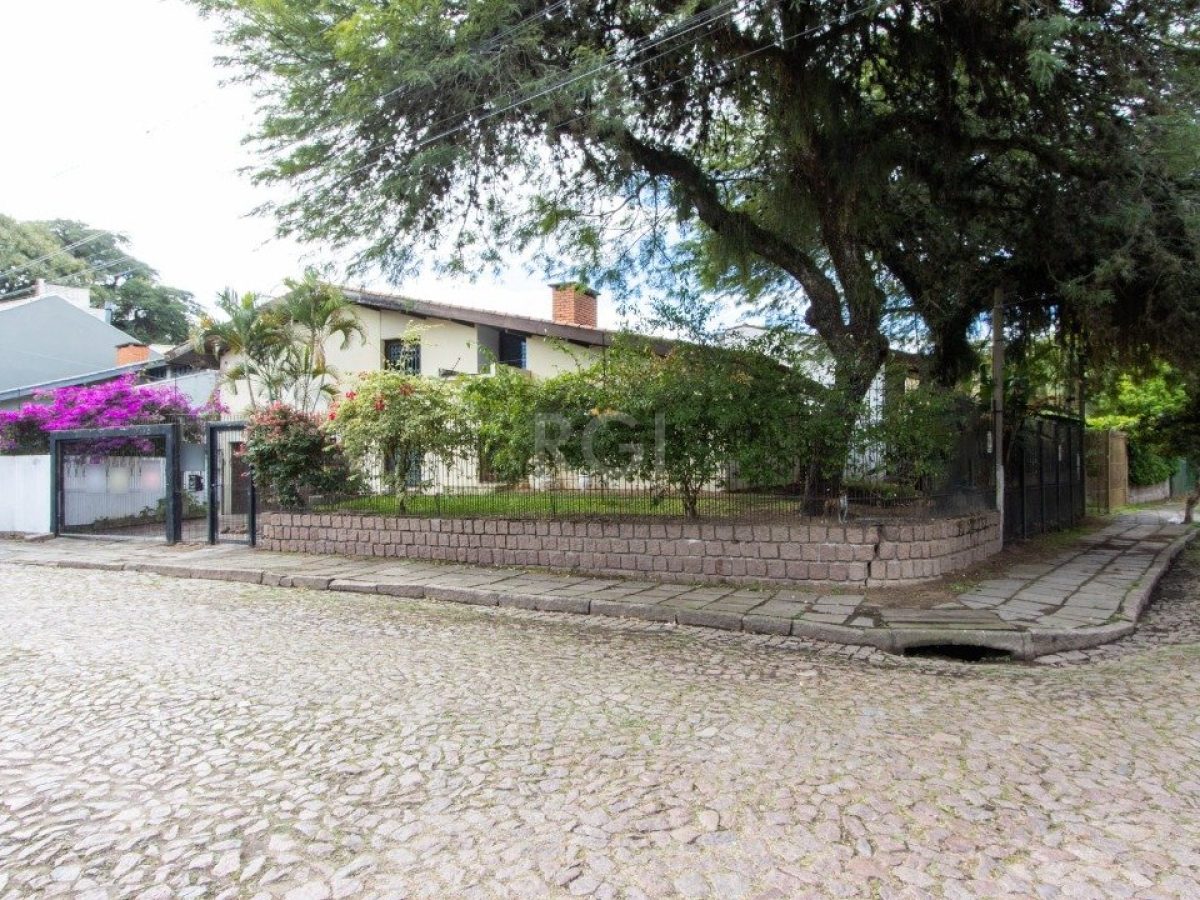 Casa à venda com 180m², 3 quartos, 1 suíte, 2 vagas no bairro Ipanema em Porto Alegre - Foto 1