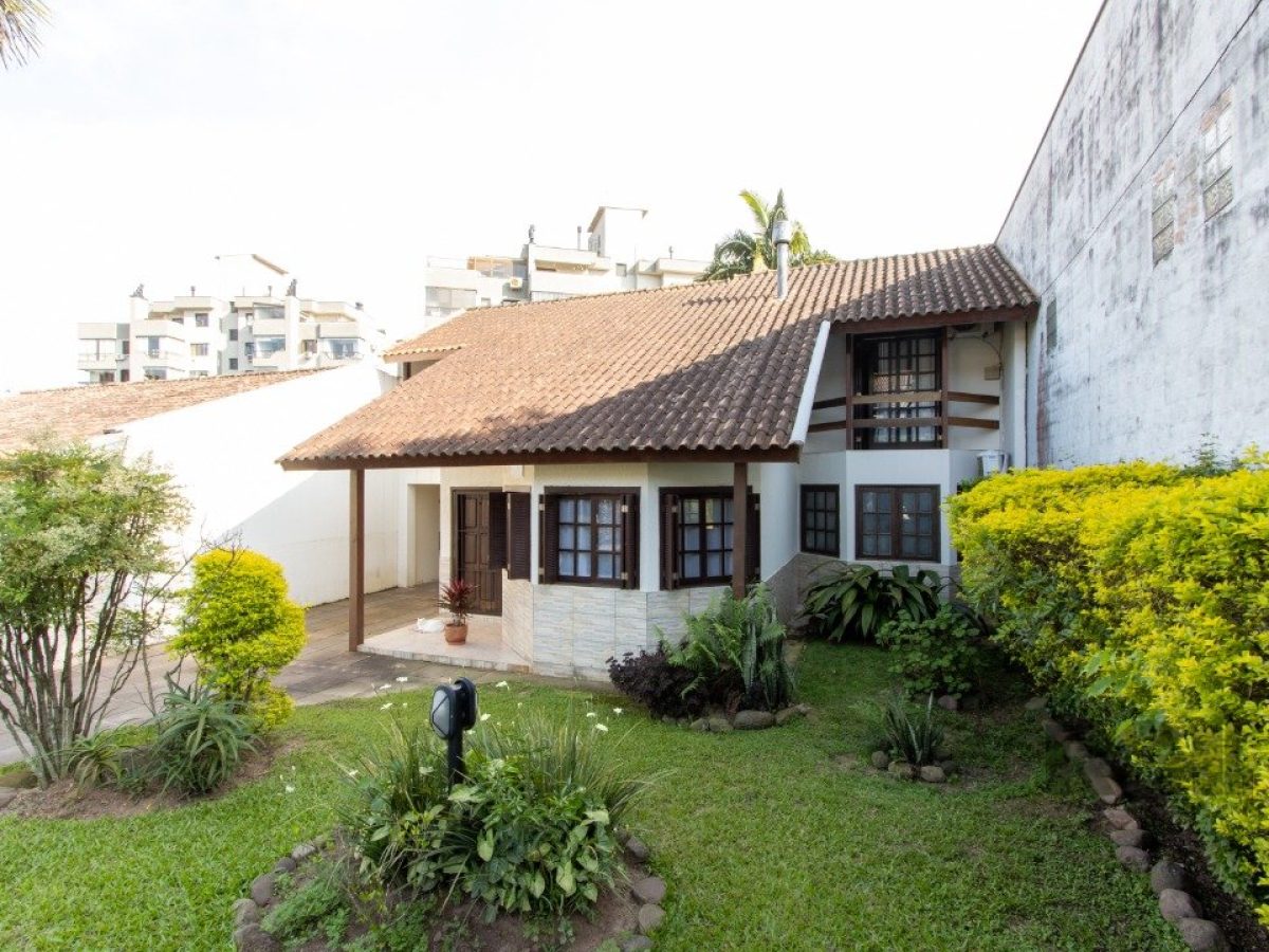 Casa à venda com 426m², 3 quartos, 1 suíte, 5 vagas no bairro Tristeza em Porto Alegre - Foto 1