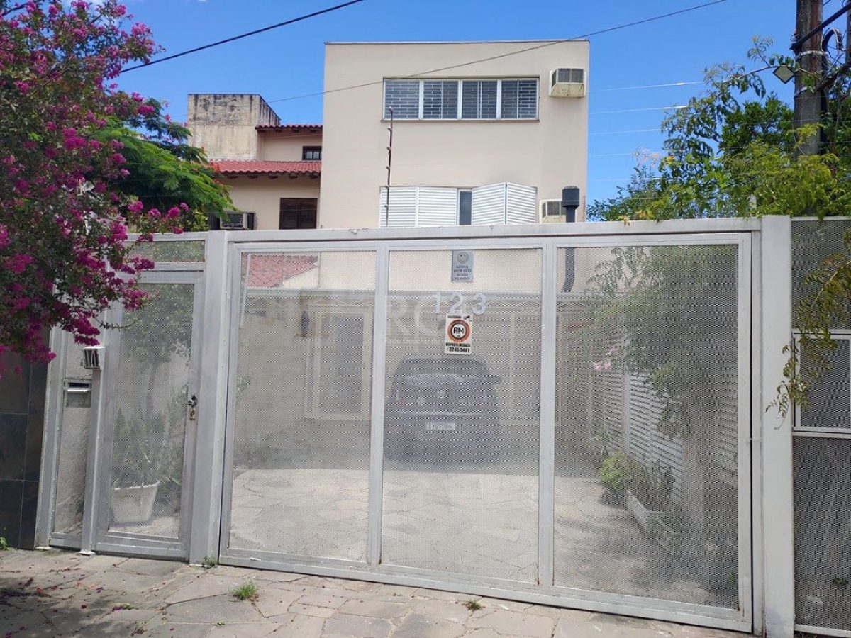 Casa à venda com 233m², 4 quartos, 2 suítes, 2 vagas no bairro Ipanema em Porto Alegre - Foto 1