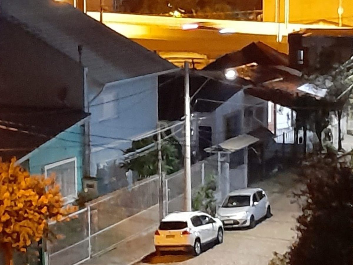 Casa à venda com 215m², 4 quartos, 1 vaga no bairro Partenon em Porto Alegre - Foto 1