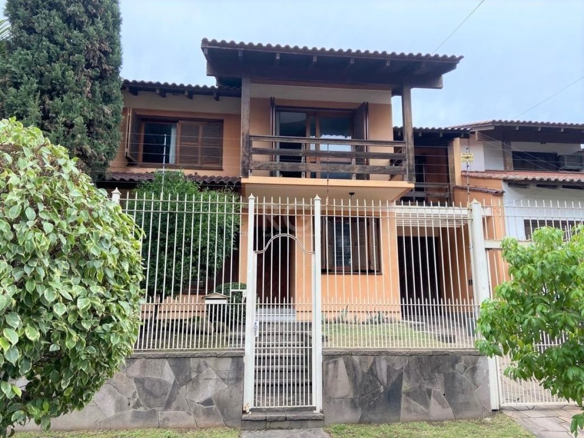 Sobrado à venda com 313m², 4 quartos, 1 suíte, 4 vagas no bairro Jardim Lindóia em Porto Alegre - Foto 1