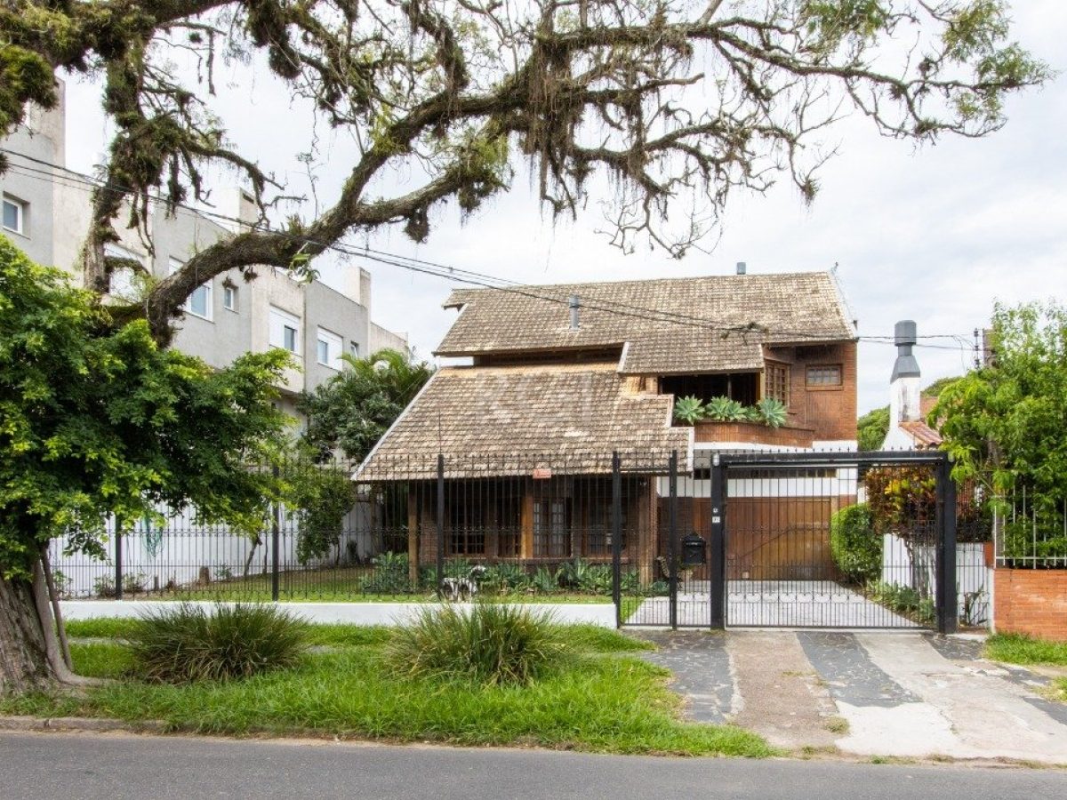 Casa à venda com 250m², 5 quartos, 2 suítes, 6 vagas no bairro Tristeza em Porto Alegre - Foto 1