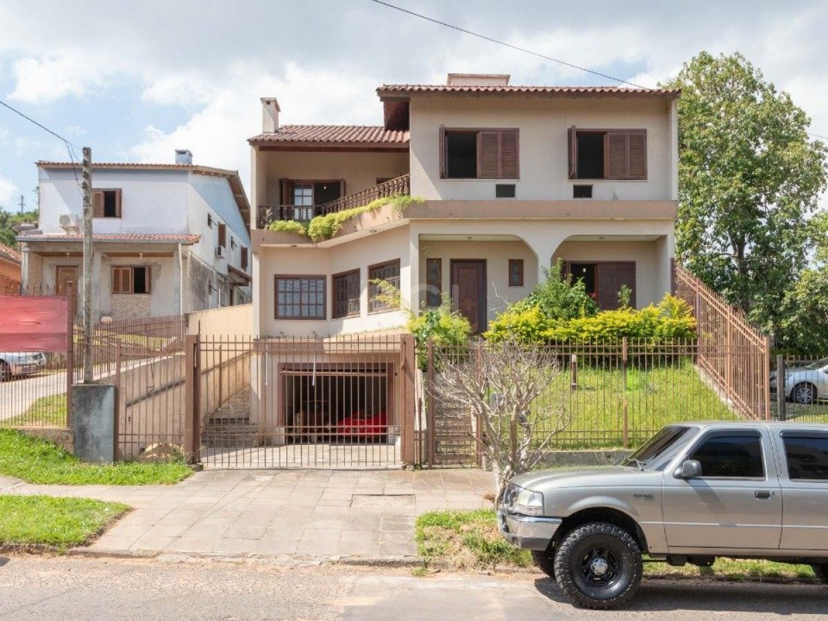 Casa à venda com 460m², 4 quartos, 1 suíte, 4 vagas no bairro Cristal em Porto Alegre - Foto 1