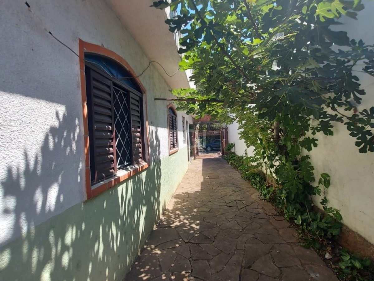 Casa à venda com 215m², 3 quartos, 6 vagas no bairro Passo d'Areia em Porto Alegre - Foto 1