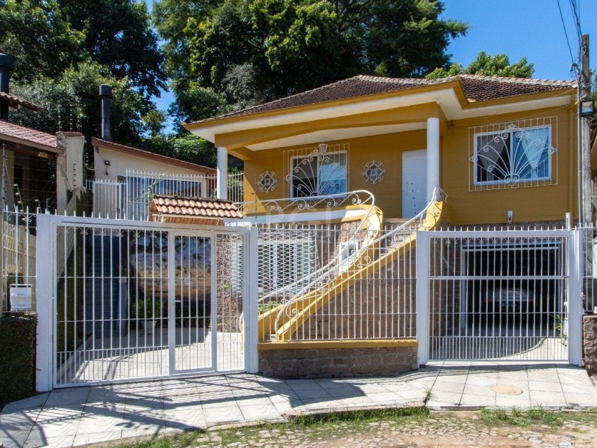 Casa à venda com 148m², 3 quartos, 3 vagas no bairro Medianeira em Porto Alegre - Foto 1