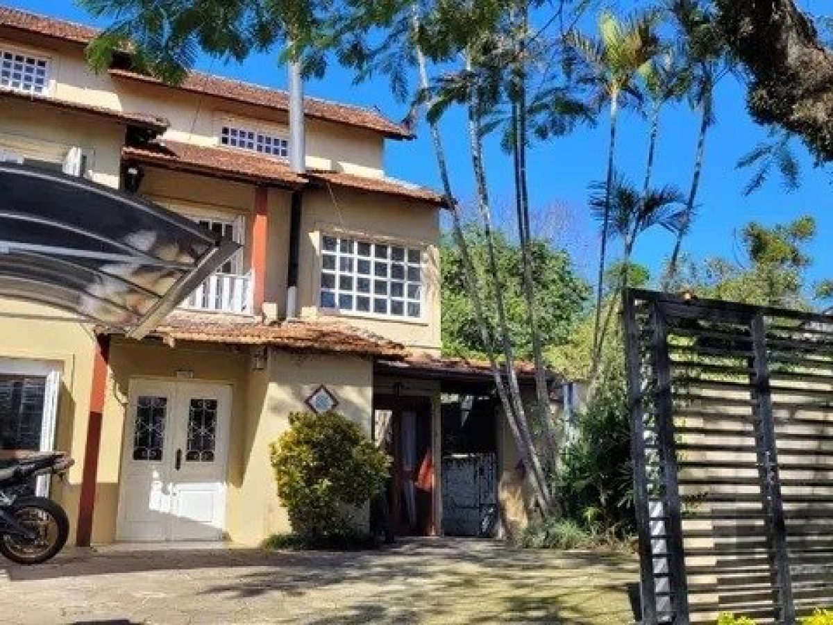 Casa à venda com 245m², 4 quartos, 1 suíte, 1 vaga no bairro Tristeza em Porto Alegre - Foto 1