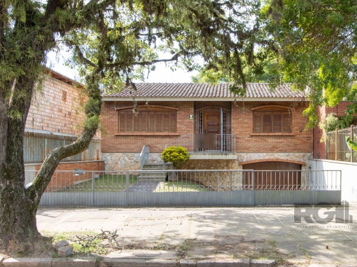 Casa à venda com 250m², 3 quartos, 1 suíte, 3 vagas no bairro Medianeira em Porto Alegre - Foto 1